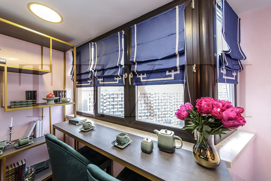 Лоджия – это особое место в доме, благоустроив которое можно получить прекрасную зону для отдыха, или даже уединенный кабинет для работы. Создать гармоничное пространство поможет качественная отделка, комнатные растения в горшках, аксессуары и удачно подобранные шторы на балкон. Идеи и фото самых актуальных и практичных решений мы собрали в этой статье. 
