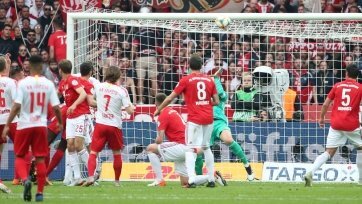 Фото: twitter.com/fcbayernИзвестную фразу «В футбол играют 22 человека, а побеждают немцы» можно перефразировать как «В футбол в Германии играют все, а побеждает «Бавария». Не лучший розыгрыш Бундеслиги, который провели мюнхенцы, завершился тем, что «Рекордмайстер» все-равно пришел к финишу первым. Да, была интрига, чего в последние сезоны не наблюдалось, и всё решалось в заключительном туре. Но чемпионство в очередной раз осталось за «Баварией». Ожидалось упорное противостояние и в финале Кубка Германии, ведь «Лейпциг» зарекомендовал себя довольно неуступчивым соперником. И «быки» потрепали нервы фавориту, но трофей взяла команда Нико Ковача.

