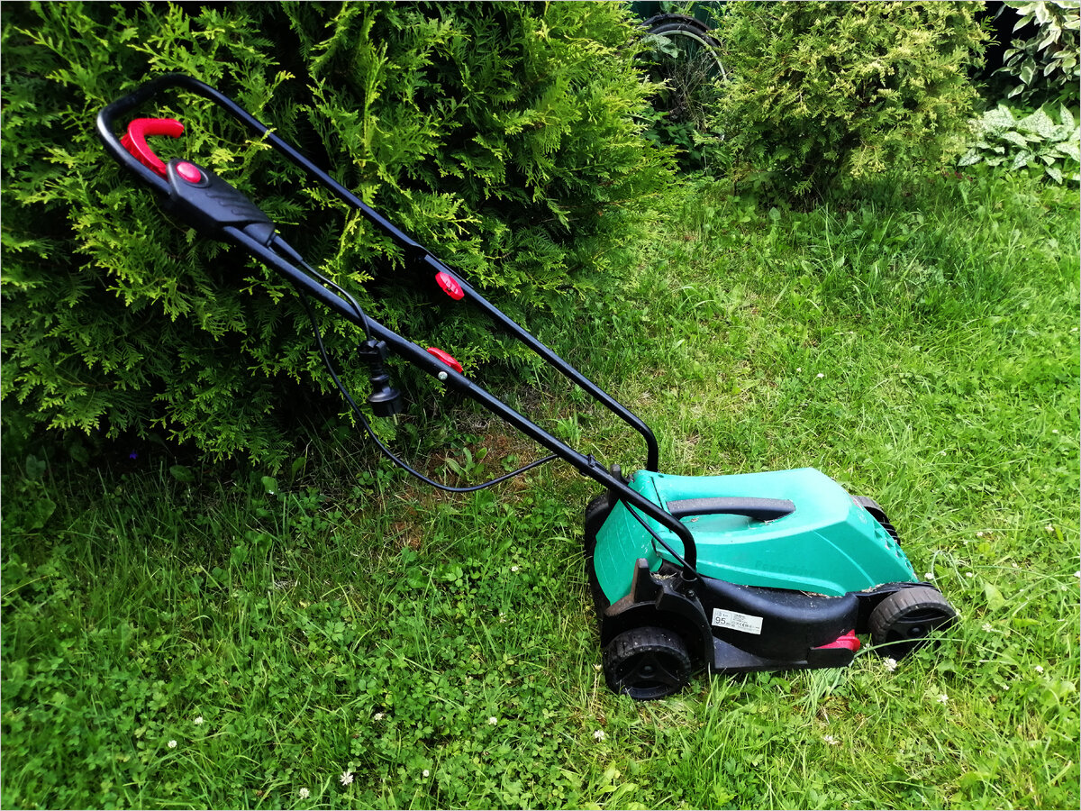 Четырехколесная сетевая садовая газонокосилка. 
