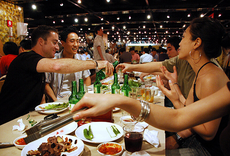 бухают ли корейцы. корейцы много пьют. алкогольная культура кореи. пьющие кореянки. этикет в корее.