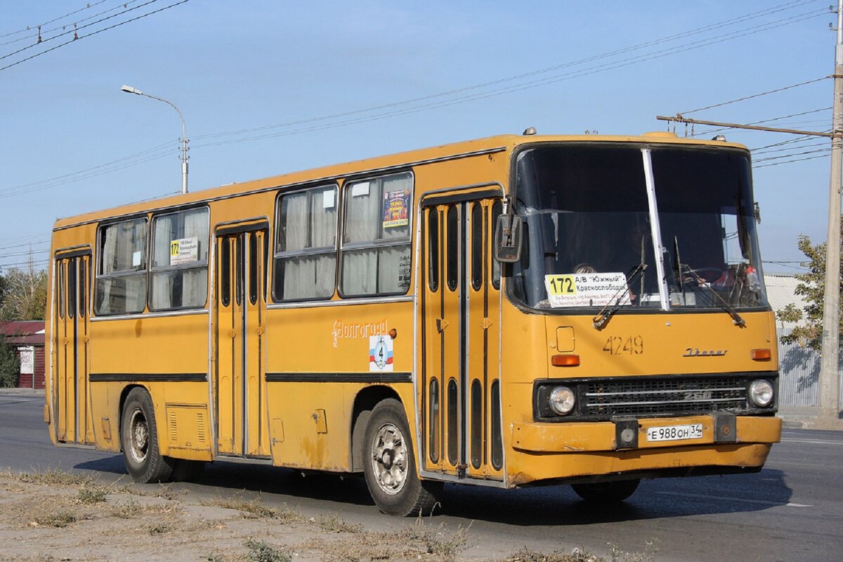 В больших городах были распространены автобусы модели Ikarus 260. Машина на фото проработала в Волгограде аж до 2014 года