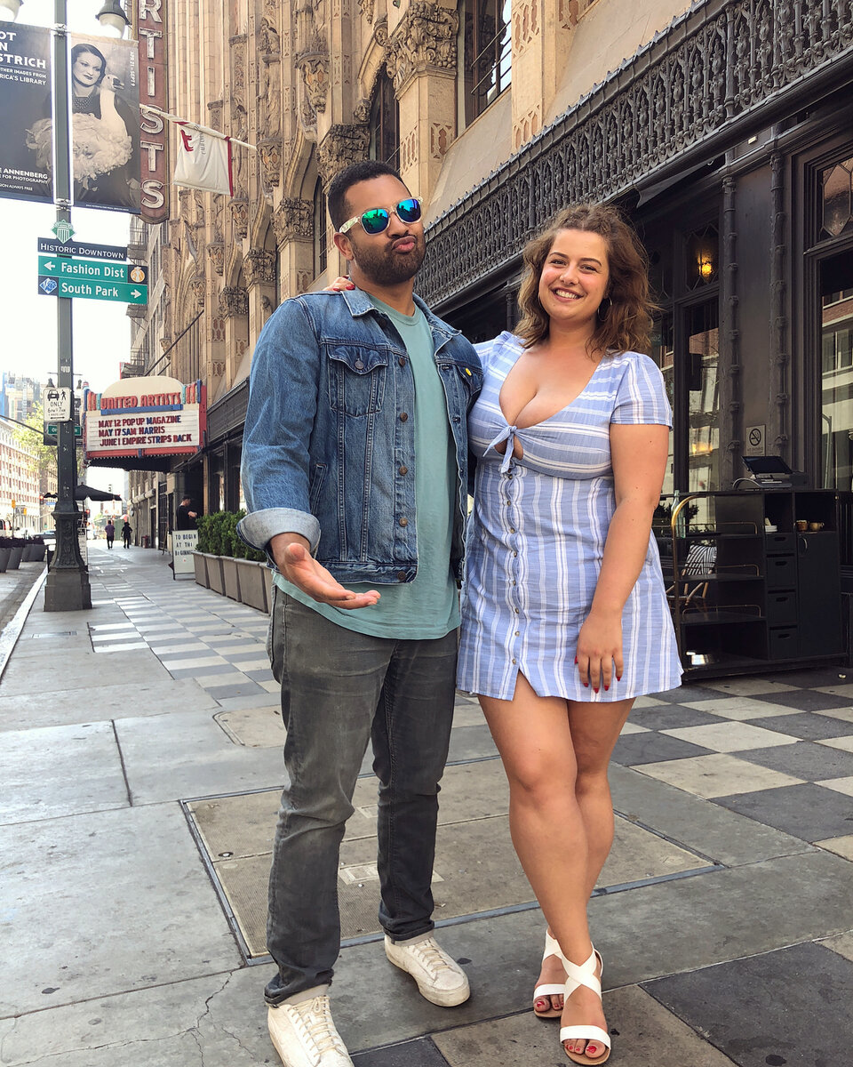 Красивая пара радуется жизни