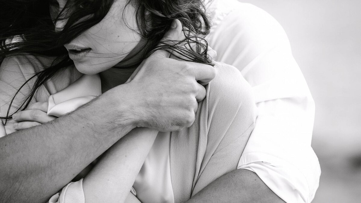 Привет. Я тебя люблю.  - Привет (улыбается). 
- Как ты там без меня? Извини, что так поздно… 
- Да, ничего. Лешка, я так соскучилась, когда ты уже приедешь? 
- Солнце, осталось совсем чуть-чуть, каких-то пару часов и я дома. Давай поговорим, а то я за рулем уже 10 часов, устал, сил нету, а так твой голос меня бодрит и придает сил. 
- Конечно, давай поговорим. Давай расскажи мне, чем закончилась твоя командировка? Изменял мне, наверное (улыбается)? 
- Любаня, как ты можешь так шутить, я так люблю тебя, что даже не смотрю ни на кого. А по работе успел сделать очень-очень много. Уверен, что после всего этого мне, как минимум, поднимут зарплату. Вот. А как ты себя чувствуешь? Наш малыш толкается? 
- Толкается… это мало сказано, не понимаю, что я ему сделала. И, знаешь, обычно, когда слышу твой голос он – само спокойствие, а сейчас что-то наоборот разошелся. А почему ты решил ехать в ночь? Отдохнул бы, да ехал, а то… Вот как ты уехал, рассказывай. 
- Ну, как, как: после последних переговоров сел в машину, заехал в отель за вещами и двинулся в сторону дома. Где-то во второй половине пути, часа полтора назад, ты только не волнуйся, я отключился, но буквально на пару секунд. Все нормально, слава Богу, но почувствовав опять усталость, решил тебе позвонить, чтобы больше не засыпать. 
- И вот как я могу не волноваться? Подожди секунду, городской звонит. В такое время, кто бы это мог быть? Подожди секунду. 

- Сотникова Любовь? 
- Да. Кто это? 
- Старший сержант Климов. Извините, что так поздно, нами обнаружена машина, попавшая в аварию. По документам, человек, находящийся внутри, Сотников Алексей Валерьевич. Это ваш муж? 
- Да. Но этого не может быть, я как раз сейчас разговариваю с ним по сотовому. 

- Алё, Леша. Лёша, ответь! Мне тут говорят, что ты разбился. Алё! 
В ответ только чуть слышное шипение динамика. 

- Алё. Извините, но я действительно только что разговаривала с ним. 
- Извините, но это невозможно. Мед эксперт констатировал, что смерть наступила около полутора часа назад. Мне очень жаль. Извините, нам нужно, чтобы вы приехали на опознание. 

Как же сильно нужно любить и хотеть вернуться домой, чтобы не заметить смерть… 

Каждое 15 октября она с сыном приходит к нему на кладбище. Алёшка – точная копия своего отца. И часто говорит: «Привет, я тебя люблю» - это было любимое выражение его папы. Он знает, что его родители очень любили друг друга, он знает, что его родители очень ждали его появления, он очень сильно их любит. А ещё, каждый раз приходя с мамой на кладбище, он подходит к плите, обнимает её насколько может и говорит: «Привет, папа» и начинает рассказывать как у него дела, как он построил из кубиков домик, как нарисовал кошку, как забил свой первый гол, как он любит и помогает маме. Люба постоянно, глядя на сына, улыбается и слёзы бегут по щеке… С серой могильной плиты улыбается молодой красивый парень, как раньше. Ему всегда будет 23 года. Спасибо мастеру, который даже передал выражение любимых глаз. Снизу она попросила сделать надпись: «Ты ушел навсегда, но не из моего сердца…» Его сотовый так и не был найден на месте аварии и она ждёт, что когда-нибудь он обязательно позвонит ей ещё раз.