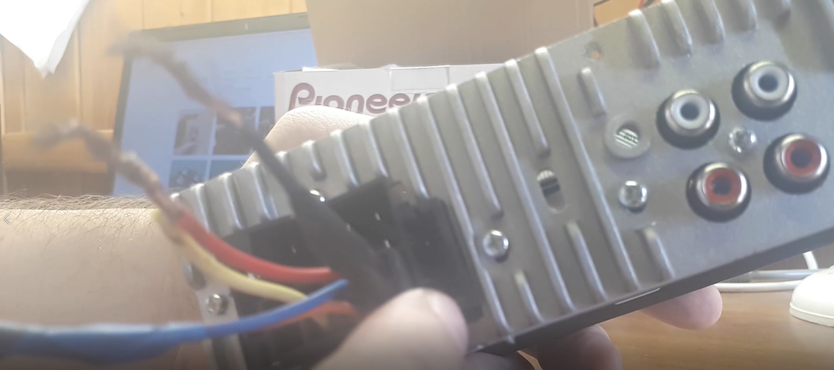 Отсутствие предохранителя.