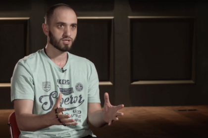 В ходе теракта в Беслане боевики привлекали к минированию здания захваченной школы старшеклассников, рассказал выживший заложник Стас Бокоев, которому на тот момент было 14 лет. Интервью с ним стало частью документального фильма Юрия Дудя «Беслан. Помни», опубликованного на канале журналиста на YouTube в понедельник, 2 сентября.

