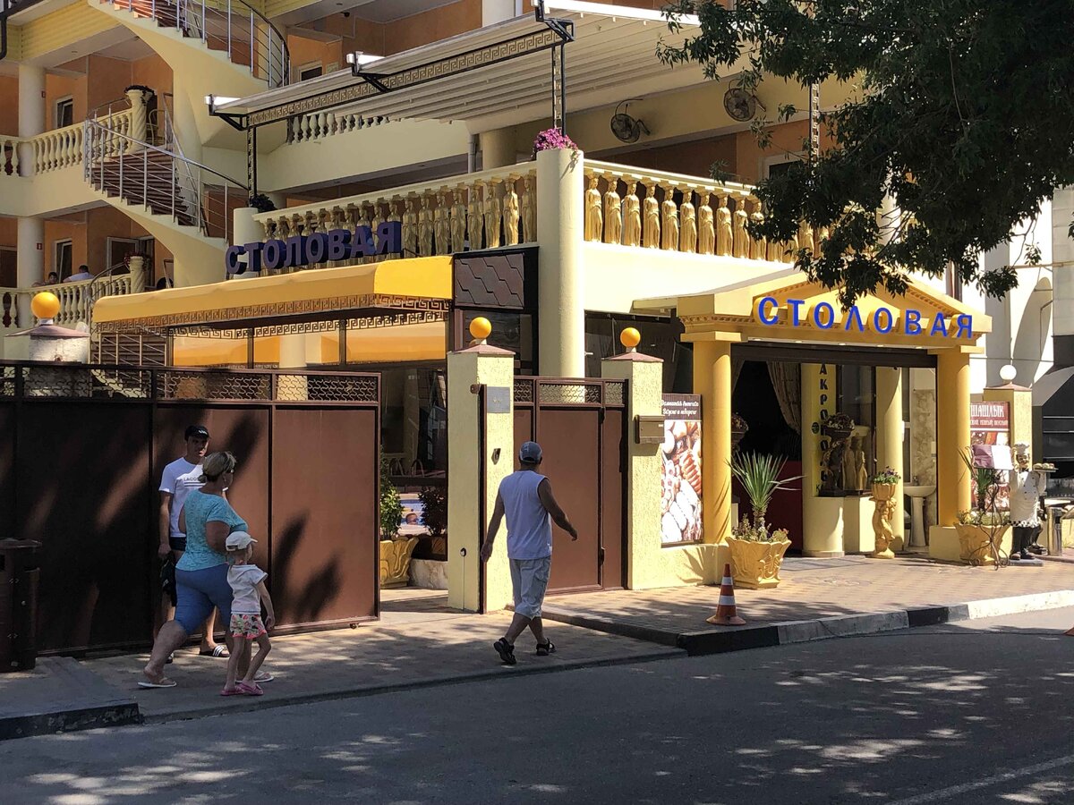 Вид у столовой даже с улицы внушает доверие