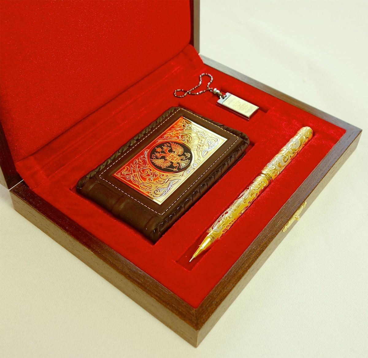 На фото набор "Визитница кожаная, ручка украшенная, флешка" из интернет-магазина RoyalGrand.ru