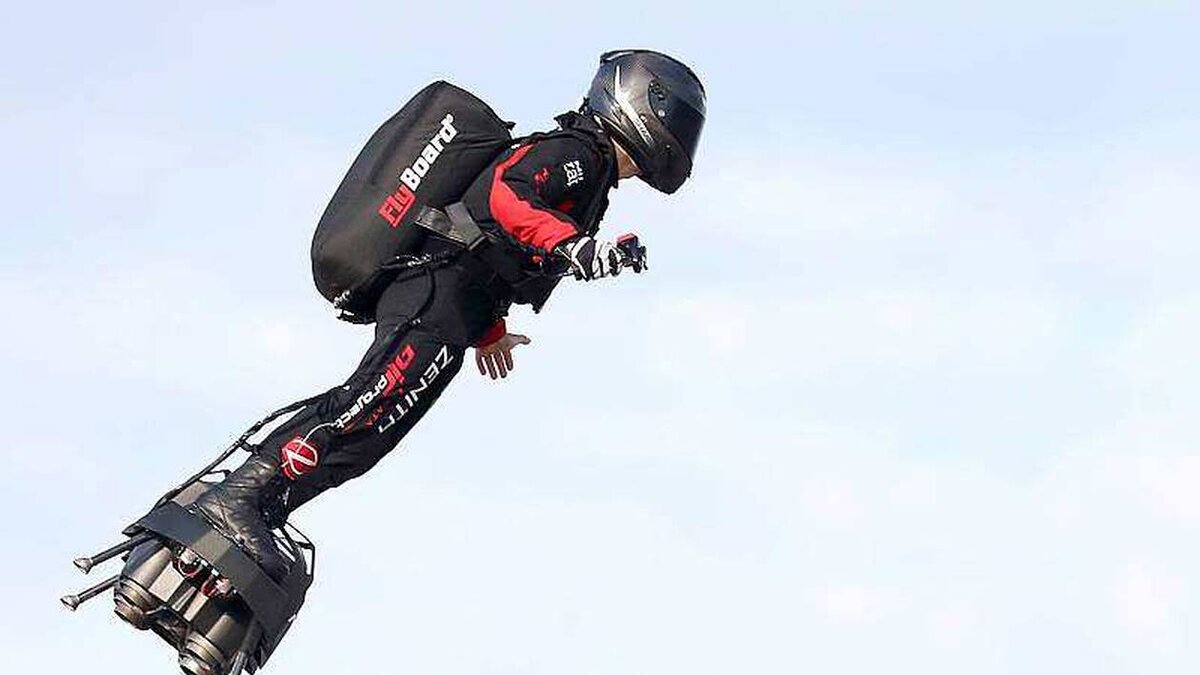 Franky Zapata lors de sa deuxième tentative de traversée de la Manche le 4 août 2019. | REUTERS/YVES HERMAN