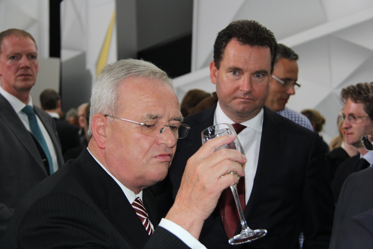 Мартину Винтеркорну - бывшему главе группы Фольксваген в свое время поверил в Россию, организовав строительство сборочного завода в Калуге, моторное производства, загрузив немецкими новыми моделями конвейер ГАЗа. Я несколько раз брал у него интервью и считаю его лучшим менеджером современного автопрома. Но, попав под каток дизельгейта, он вынужден был уйти в отставку и до сих пор под прессом прокуратуры.