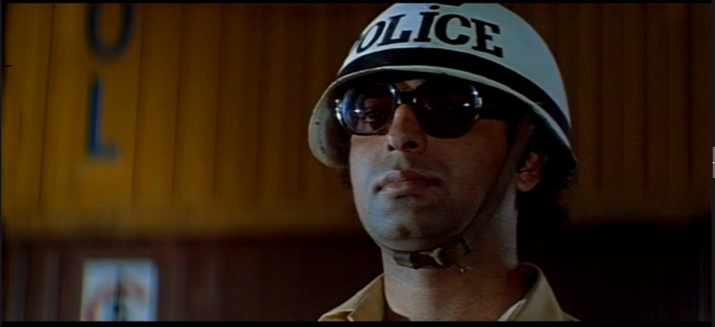 Из серии придирок - вот как надо было изобразить загранишную жизнь, так сразу очки солнцезащитные, что днём,что ночью. Ну, никак по другому не получалось. Также очки прямо дают ещё 80 пойтнов к брутальности. Собссно, это ко многим фильмам относится, не обязательно к пиратам. Точка над i изрядно доставляет. (галерея)