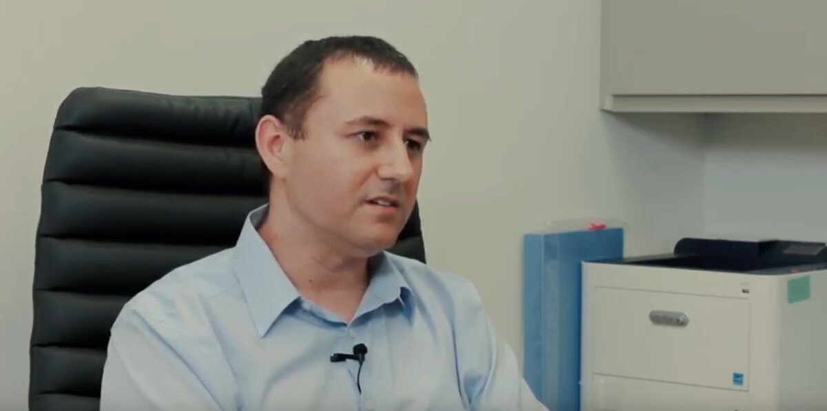 Доктор Эльдад Адлер, ведущий офтальмолог клиники Ассута, Израиль