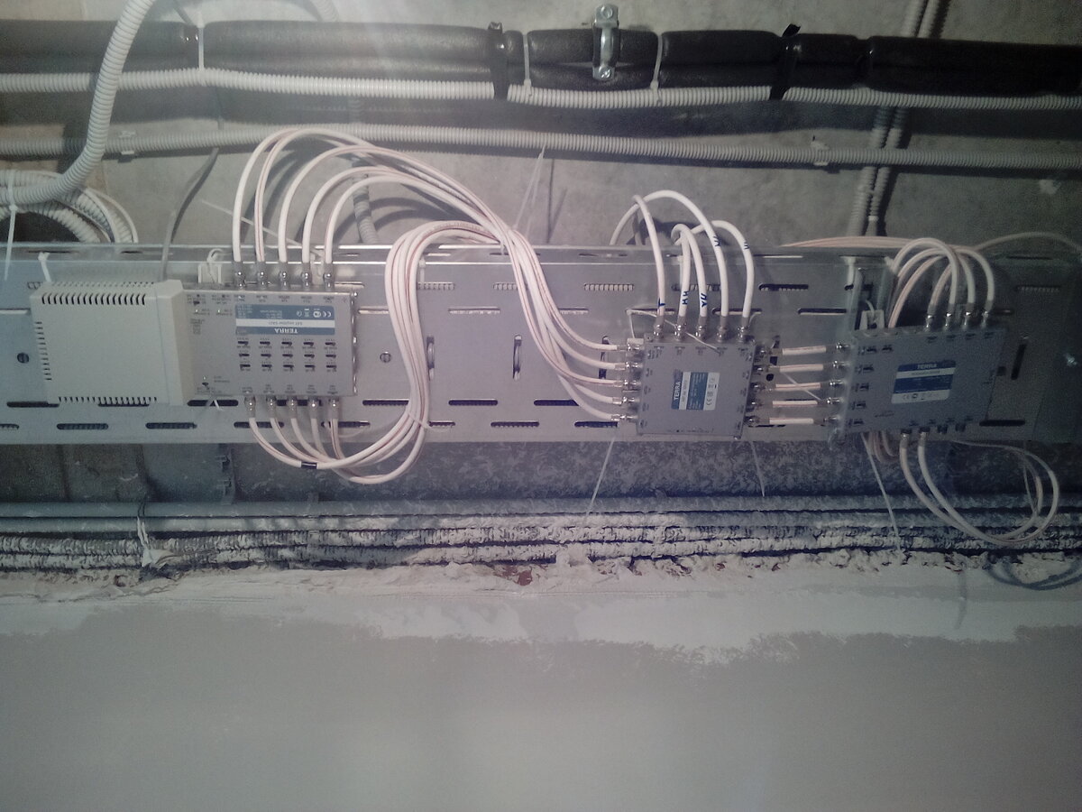 Только в этом месте сиротливо торчали 16  никак не обозначенных "наших" проводов.