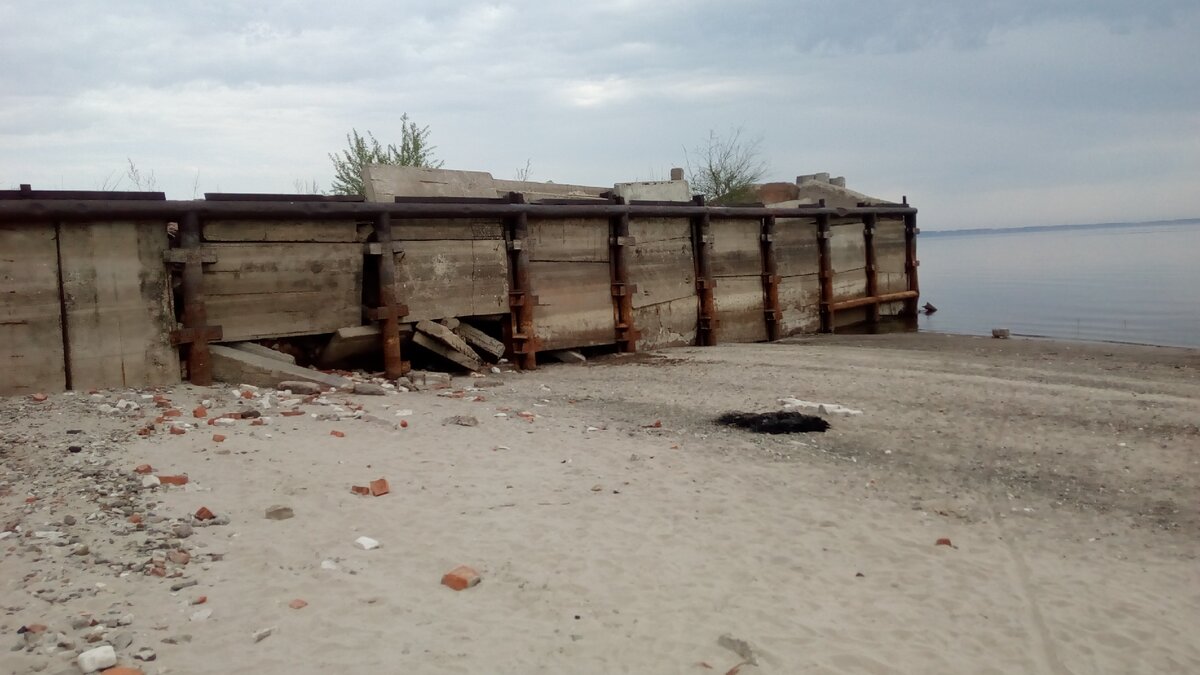 Архив 2019 Заброшенная пристань рыбного завода у берега Волги. Территория примыкает  к парку Винновская роща.