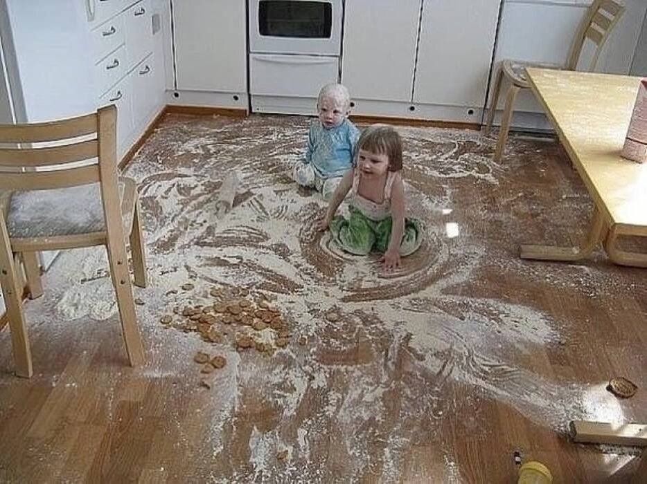 Грязь на полу. Грязные полы дома. Масляное пятно на бетоне. Грязные полы дома. Ужасный пол.