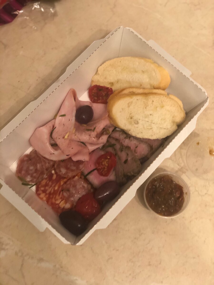 В таком формате мясная тарелка приезжает в доставке.