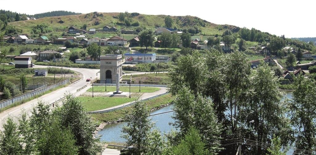 Ревда. Вид на плотину и гору Лысую,  фото автора