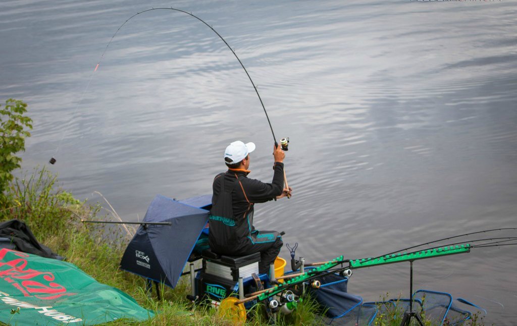 Fed fishing. Ловля на фидер. Фидерная рыбалка. Рыболовный фидер. Фидерное удилище для рыбалки.