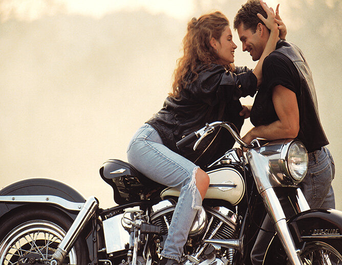 Фото парень и девушка на мотоцикле