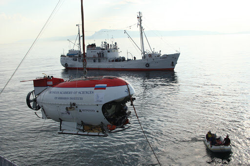 Погружение ГОА «Мир-1» и «Мир-2» в озеро Байкал в 2008 году. Фото: Сергей Хворостов