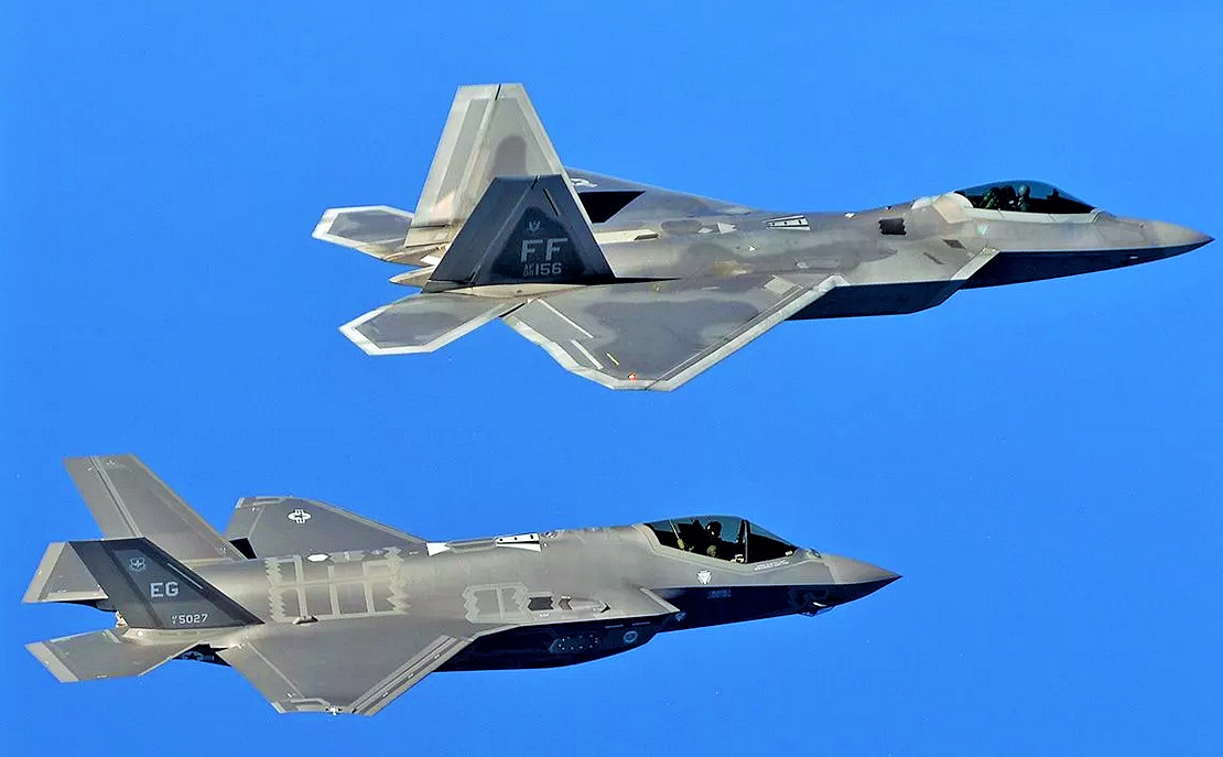 Сравнение российских двойки российских истребителей с американской парой "Ф-22-Ф-35" имело место почти во всех материалах. И лишь немногие отметили, что даже по внешнему виду разница между российским "Checkmate" и американским "пингвином" более чем заметна. Фото The aviationgeek