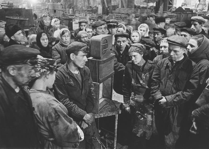 Рабочие завода «Серп и Молот» слушают сообщение о смерти Сталина. Эммануил Евзерихин, март 1953 года, г. Москва, МАММ/МДФ, ТАСС.