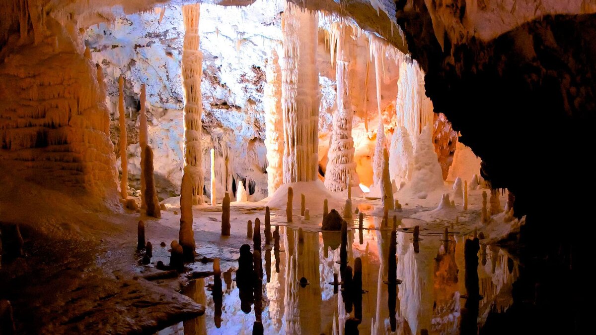 В горах на востоке Италии есть волшебная пещера, которая называется Зал свечей или гроты Фрасасси (Grotte di Frasassi).