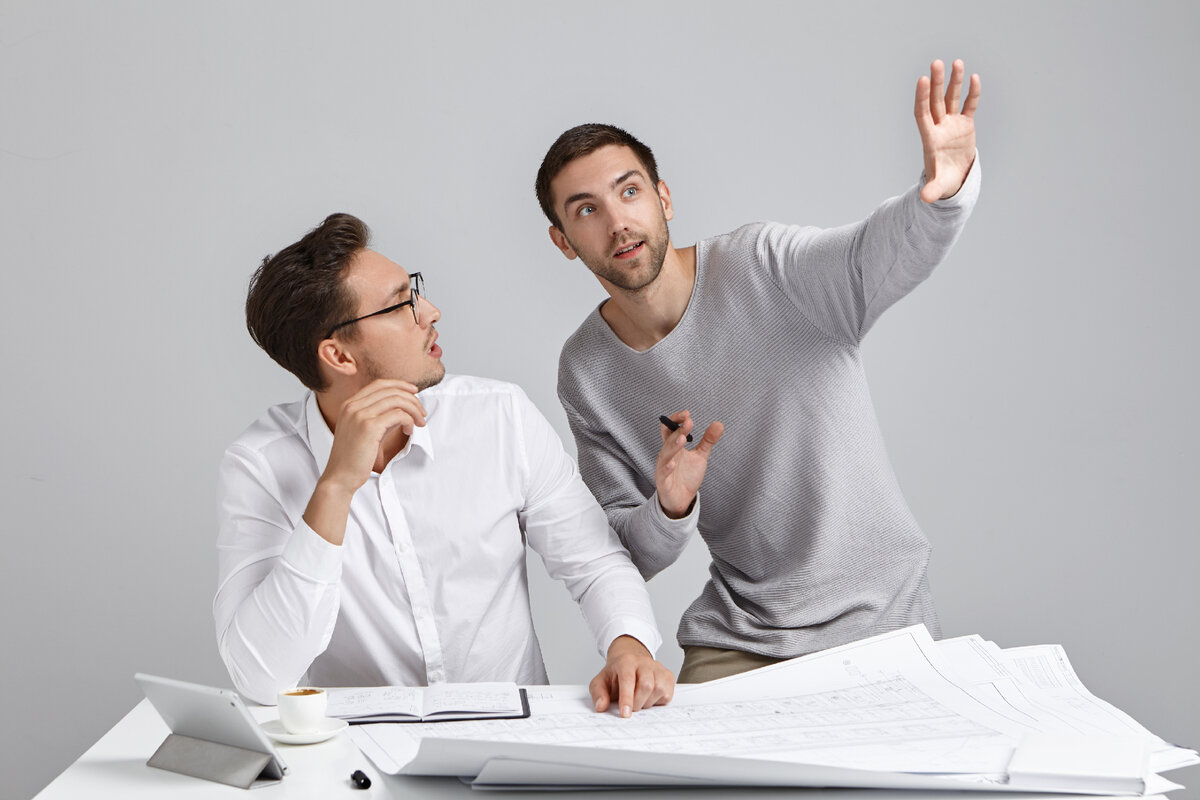 Психолог Практик. Люди которые работают вместе. Man explaining. Work imagine.