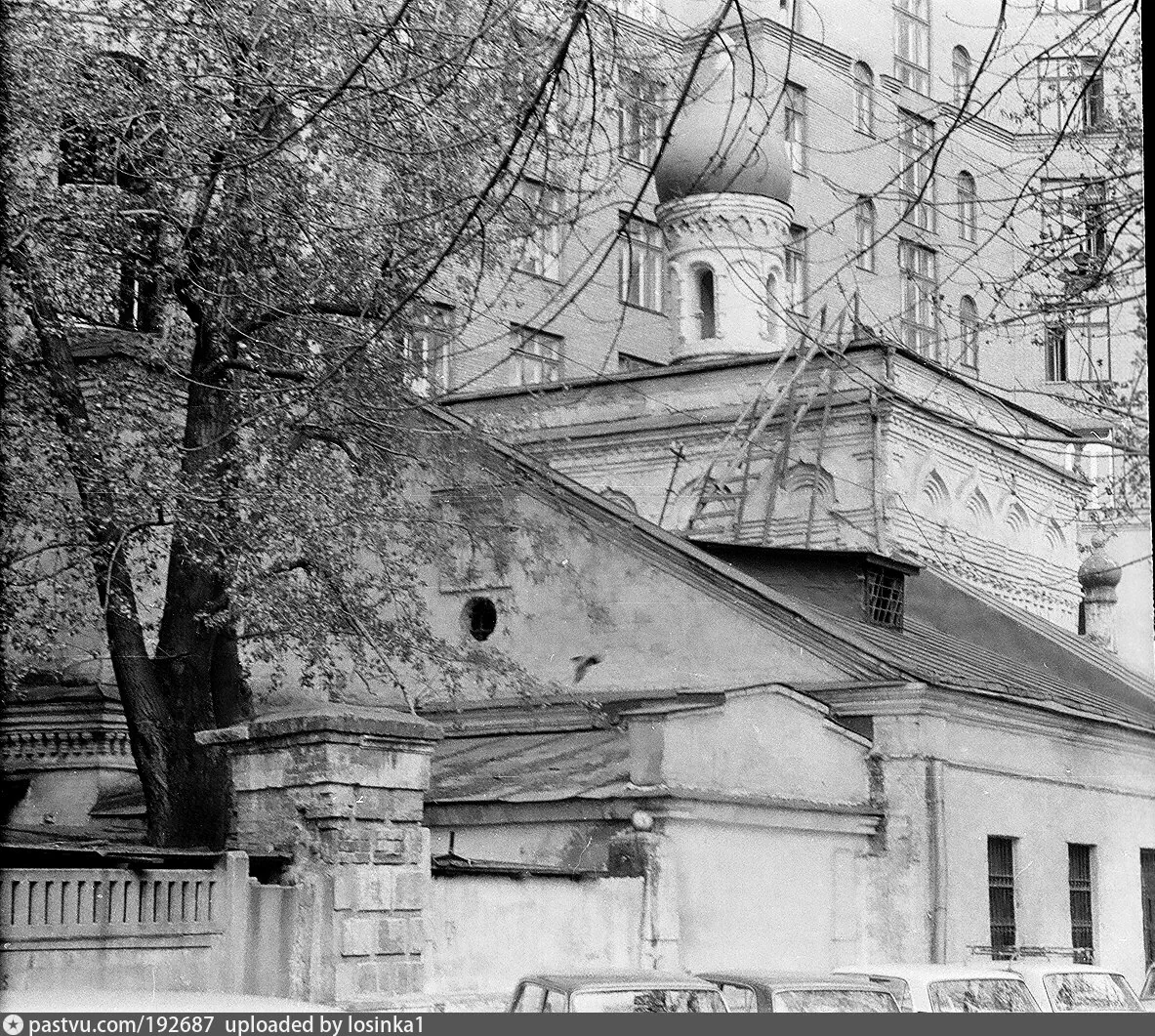 Храм Архангела Михаила в Овчинниках имеет адрес: Средний Овчинниковский переулок, 7, но находится во дворе того самого дома, где работал Сергей Л - Овчинниковская набережная, 18/7. 1983 г.. Фото И. Нагайцева.