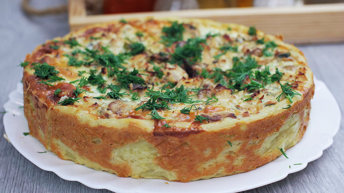 Картофельный КИШ С грибами и курицей. Заливной пирог с курицей и грибами. Пирог с курицей и картофелем. Открытый пирог с картошкой и луком.