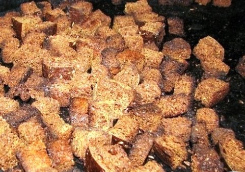 Шаг 1 Хлеб нарезаем маленькими кубиками и поджариваем в духовке до золотистого цвета. 