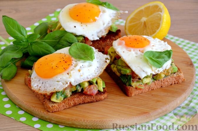 хлеб, яйца, авокадо, помидоры, базилик, лимон, чеснок, соль, перец чёрный молотый, масло растительное