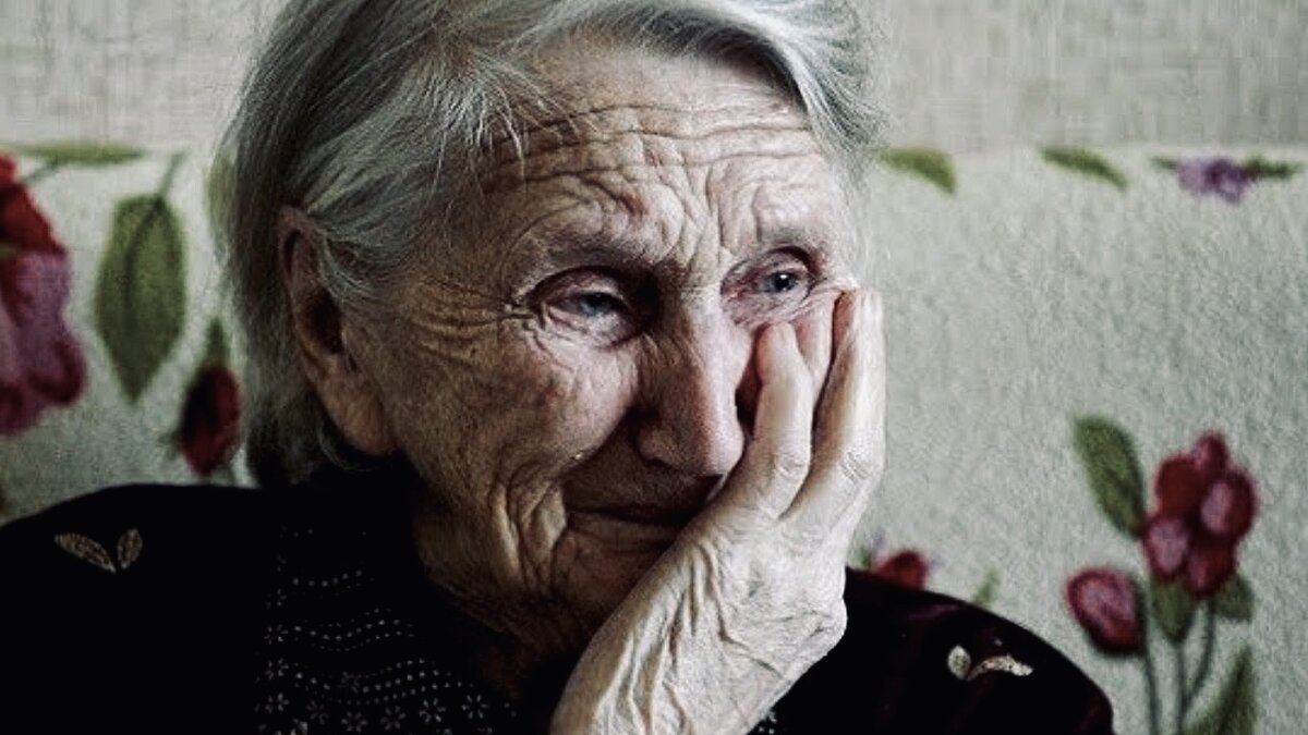 У старушки есть 7. Бабушка плачет. Плачущие бабушки. Плачущая пенсионерка. Пенсионерка женщина плачет.