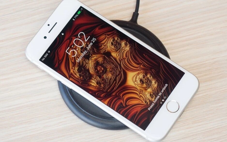 Все iPhone, начиная с iPhone 8 2017 года (показан здесь), поддерживают беспроводную зарядку.