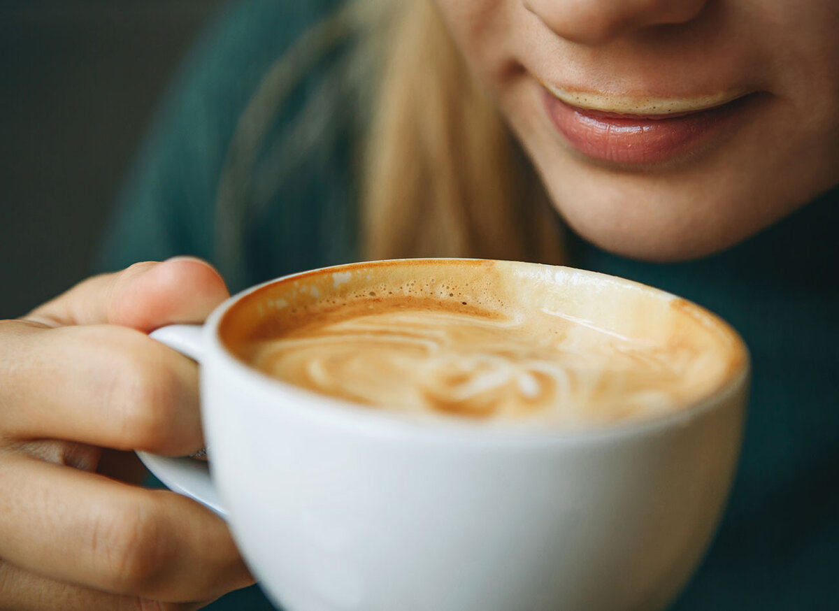 She has coffee. Девушка с капучино. Девушка пьет капучино. Девушка пьет капучино дома. Кофе капучино девушка.