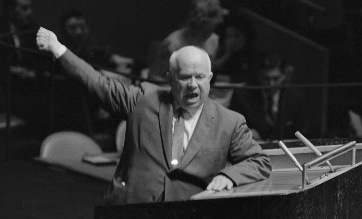 Хрущев стучит ботинком по столу. Хрущев на ассамблее ООН В 1960.