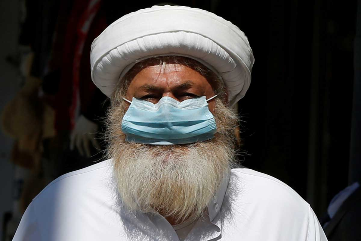 Мусульмане носят усы. Маска на бороду для пищевых предприятий. Медицинская маска для бородатых. Человек с бородой. Бородач в маске медицинской.