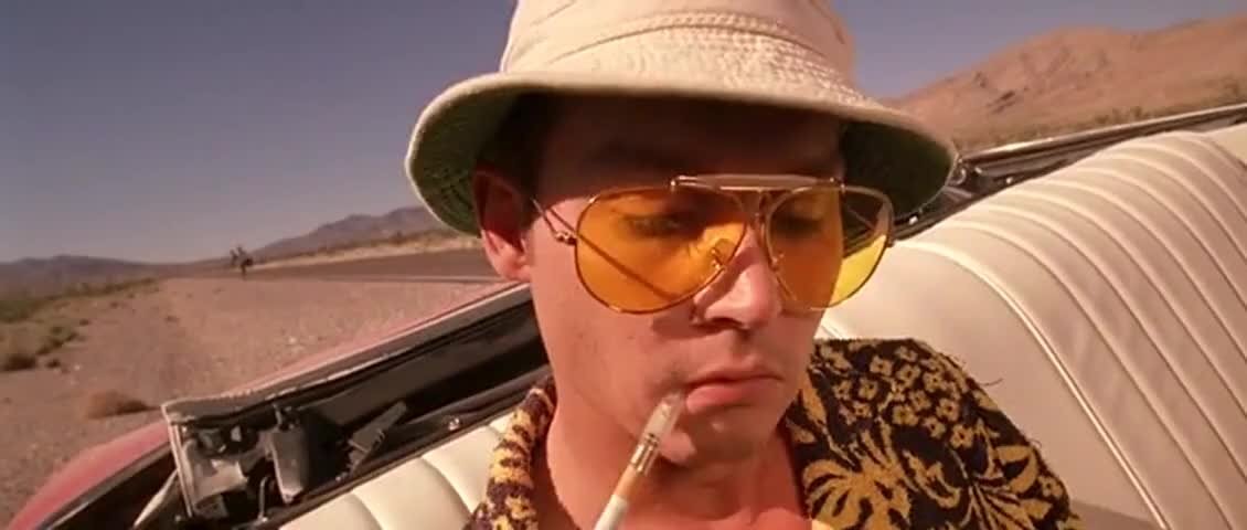 Рауль Дюк с недоумением читает эту статью