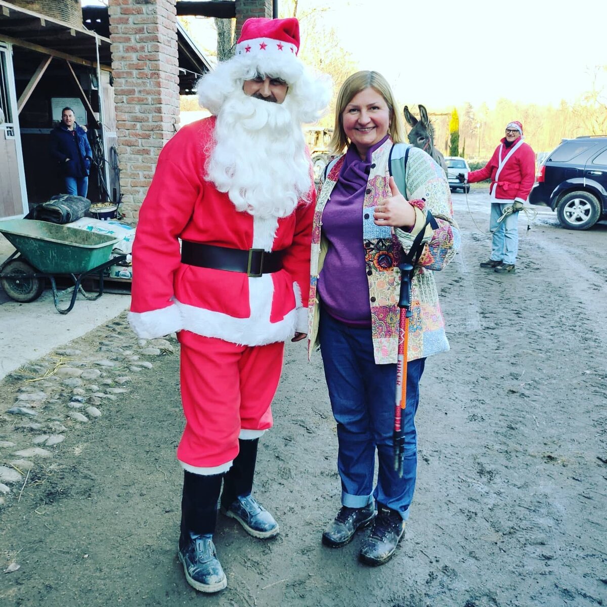 Гуляли по лесу и набрели на конюшню. Дед Мороз (Баббо Натале) приехал на осле поздравить людей и лошадей провинции Варезе.  Ещё фото - в галерее.