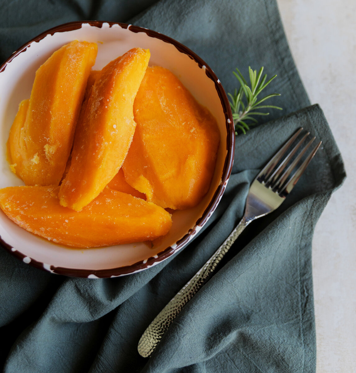 Обрати внимание на размер манго долек от Fresh Import. Яркий насыщенный цвет мякоти - гарантия того, что плоды зреют на ветках 