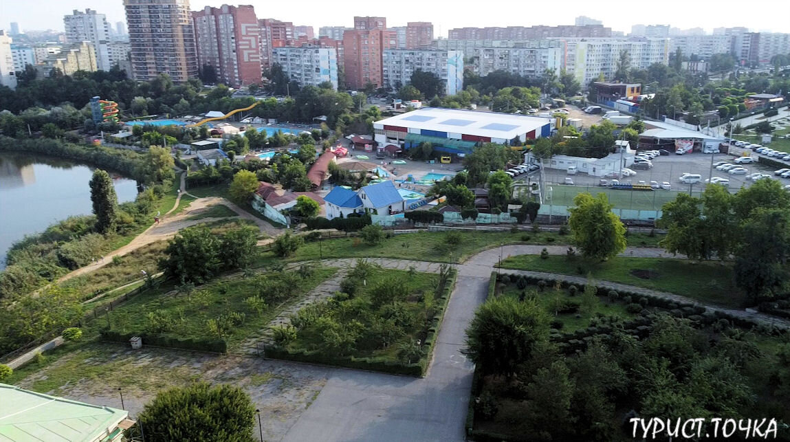 Многоэтажки есть, но отделены от частного сектора