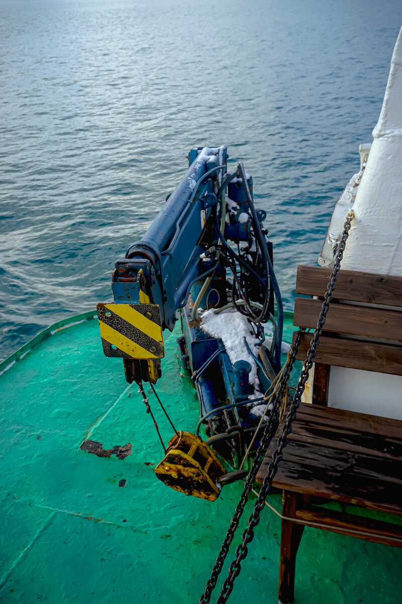 Подъемный кран на корабле (Фото: https://www.instagram.com/mironov.travel/)