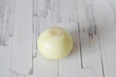 ШАГ 2:
Луковицу очистите. Я использую луковицу целиком и выбрасываю в самом конце варки. Но вообще в борщ лук добавляют в зажарку со свеклой и морковью. Его нужно порезать мелкими кубиками. А можно использовать сразу две луковицы - одну для бульона, а вторую в зажарку.