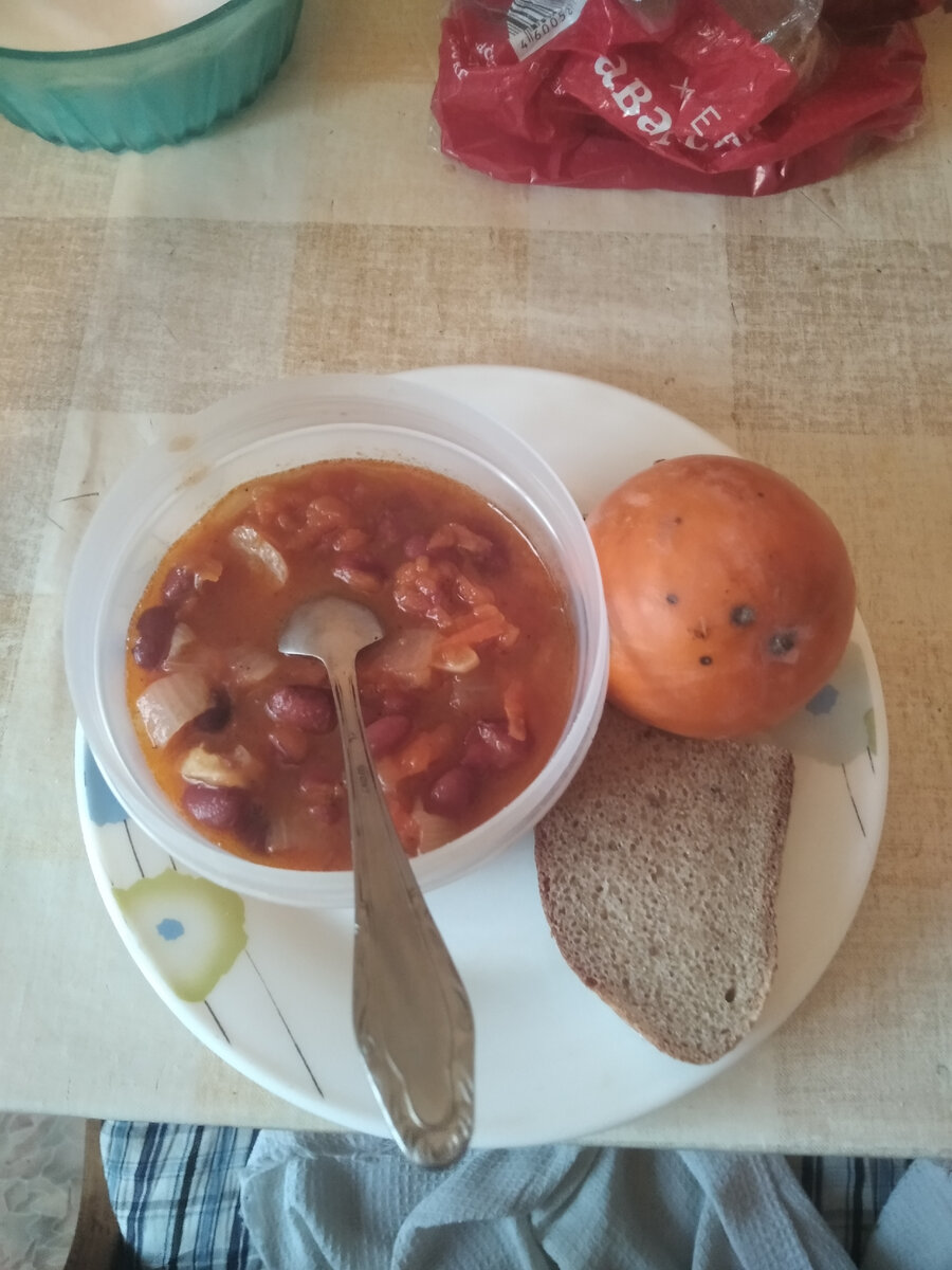 За последние 2 дня на завтрак была закуска из фасоли,ещё чай и хурма