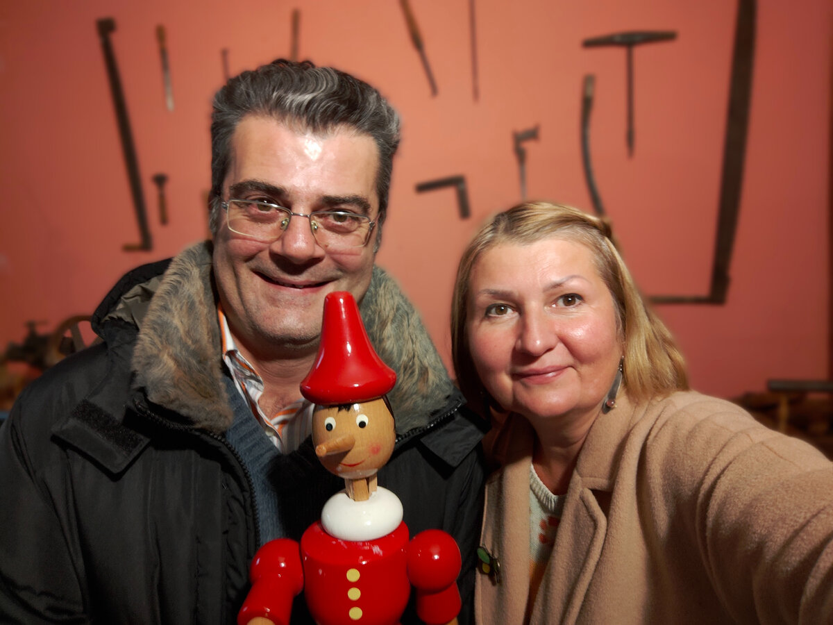 Мы такие же марионетки в руках политиков как Пиноккио. В парке фантазии Джанни Родари в городе Оменья с мужем и местным жителем