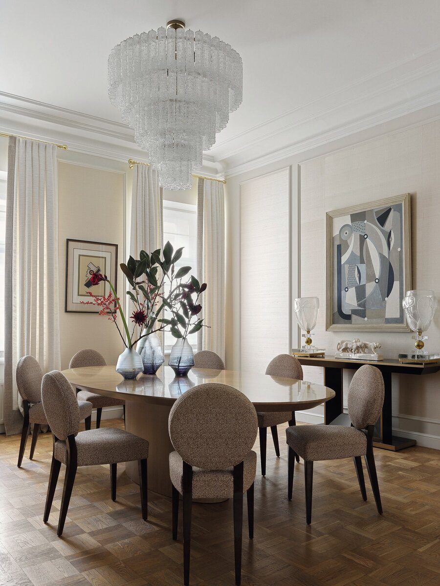 Фото: Сергей Красюк; стилист: Наталья ОнуфрейчукПереговорная. Стол и консоль сделаны на заказ; на столе вазы, Moon-stores; стулья и текстиль, Pierre Frey; люстра и настольные лампы из галереи Viva Vintage; над консолью работа Тима Вулкока; шелковые обои, James Hare.