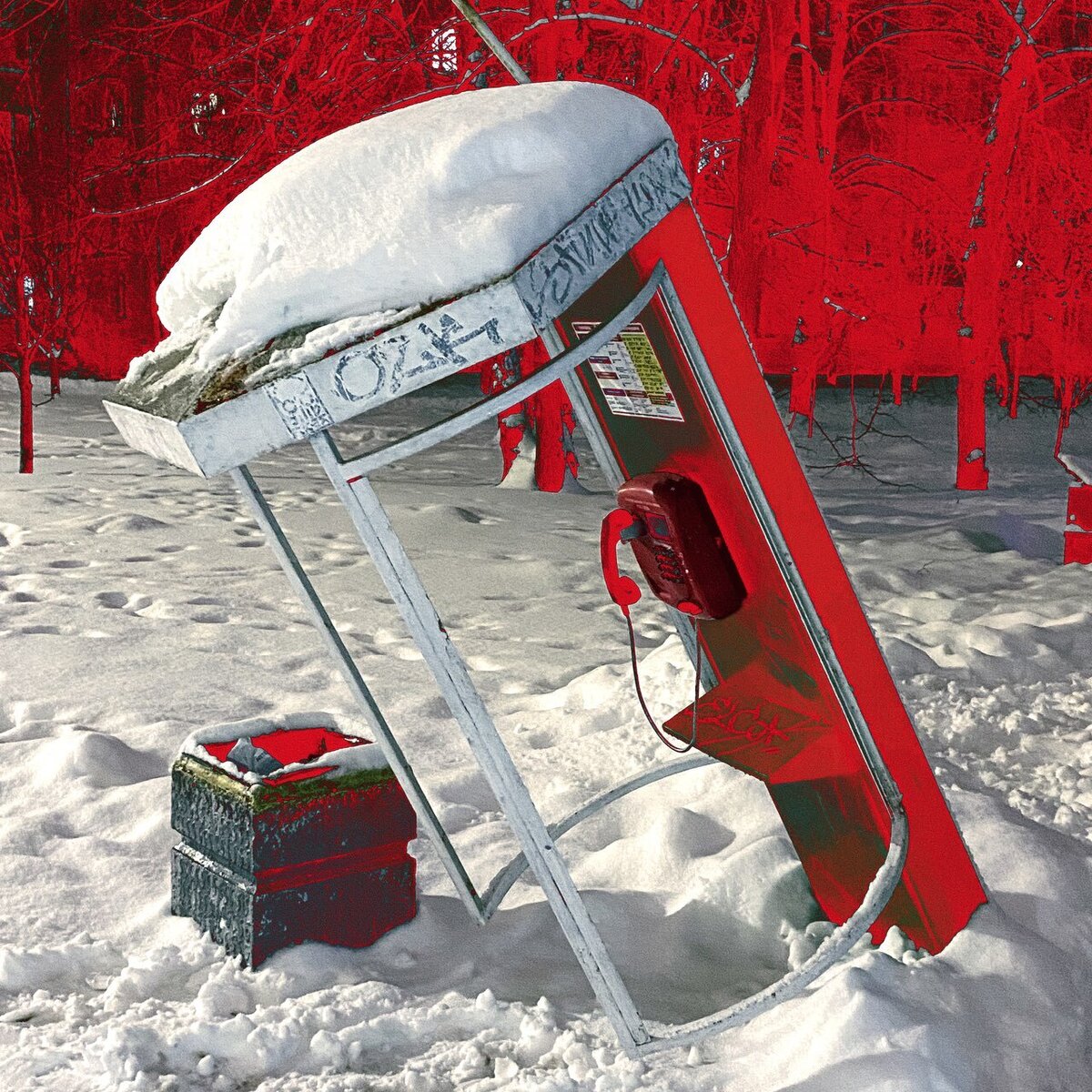 Накренившаяся телефонная будка где-то на Ланском шоссе, СПб (примерно декабрь 2021)