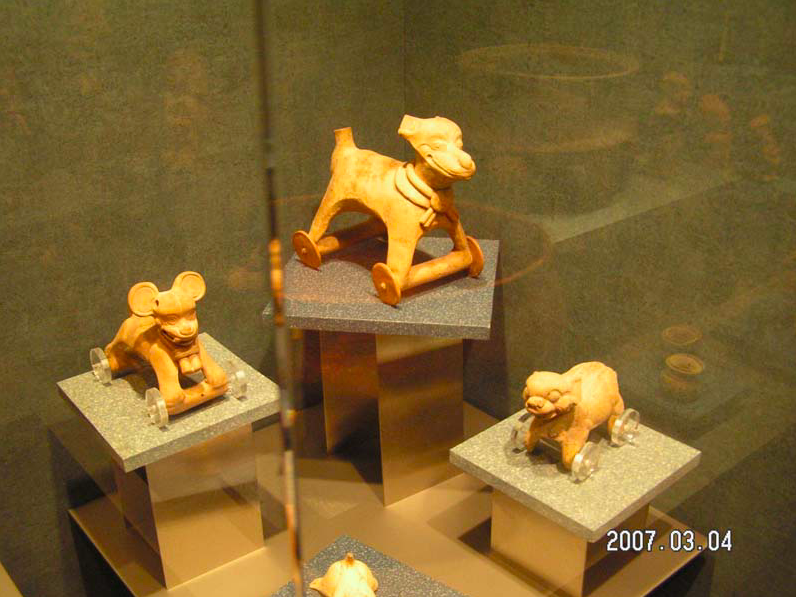 Ольмекские игрушки на колесиках. Изображение взято из книги А. Ю. Склярова «Древняя Мексика без кривых зеркал», издательство ВЕЧЕ, 2009