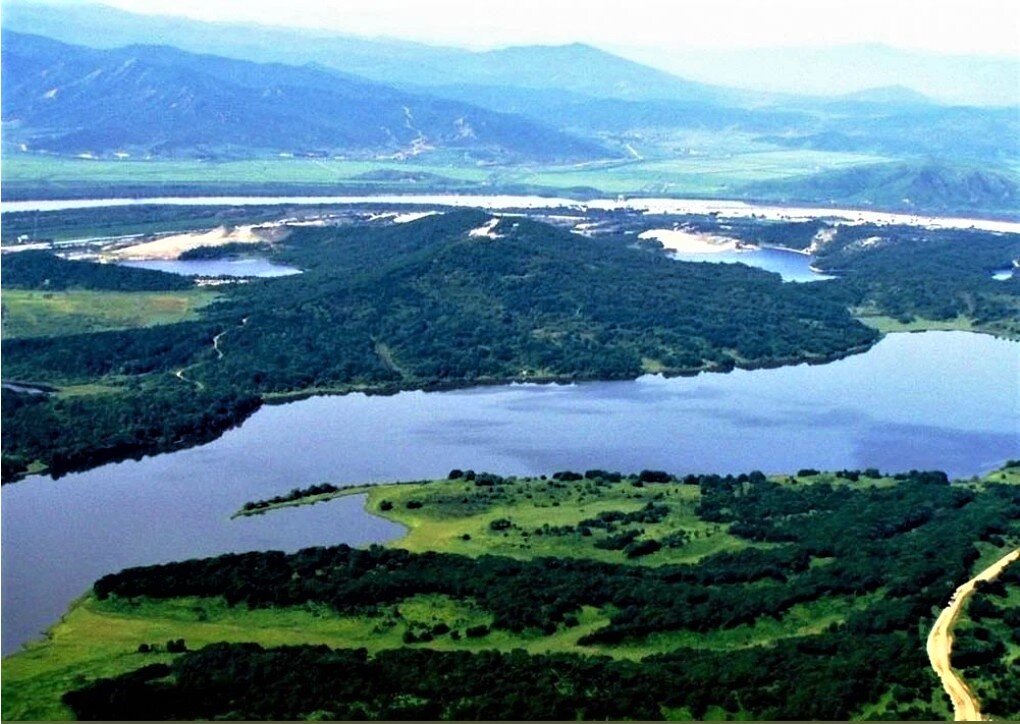 Озеро Хасан и сопка Заозёрная (современный вид)