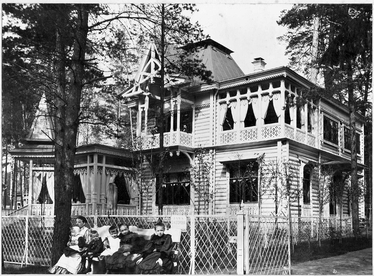 1891-1893 годы. Дача Е.К. Егорова на 5-м Лучевом просеке в Сокольниках. Фото отсюда https://pastvu.com/p/30428