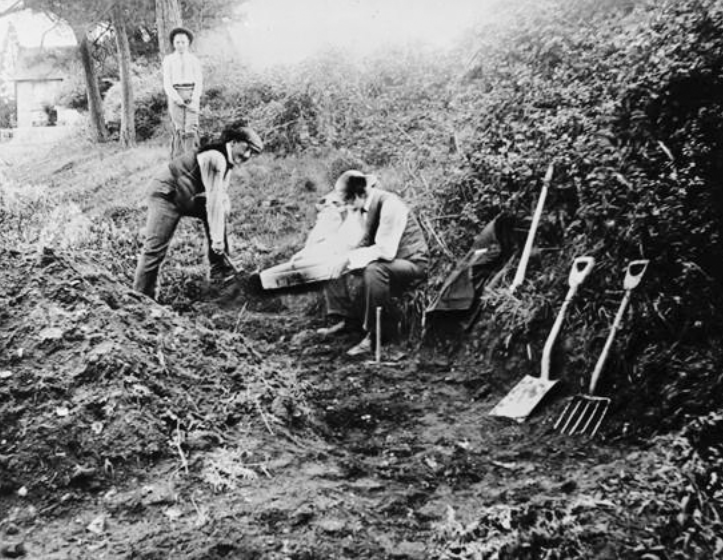 На переднем плане Чарльз Доусон (слева) и сэр Артур Смит Вудворд копают гравийный карьер за пределами британской деревни Пилтдаун.